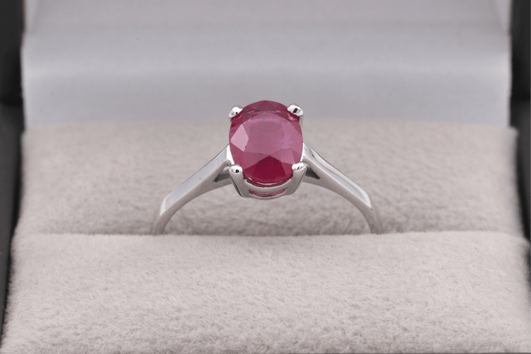 Bague 52 Bague contemporaine en or blanc 18 carats et rubis 58 Facettes 19408
