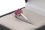 52 Bague contemporaine en or blanc 18 carats et rubis 58 Facettes 19408