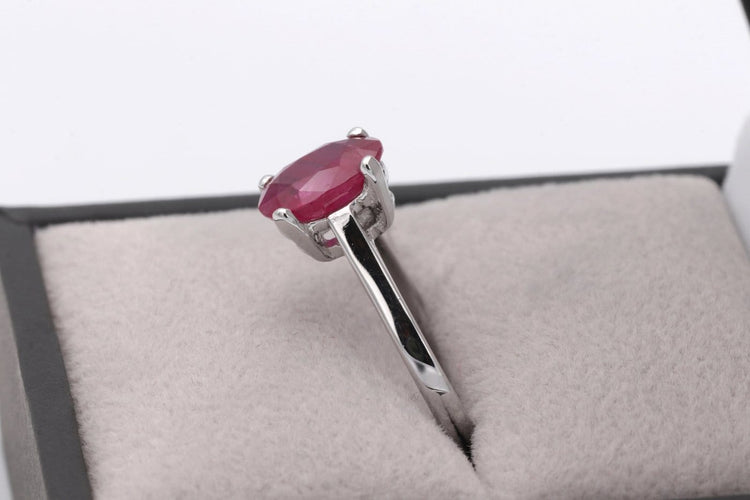 52 Bague contemporaine en or blanc 18 carats et rubis 58 Facettes 19408