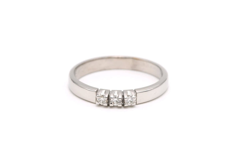 54 Bague contemporaine en or blanc et diamants 58 Facettes 23060