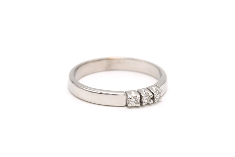 54 Bague contemporaine en or blanc et diamants 58 Facettes 23060