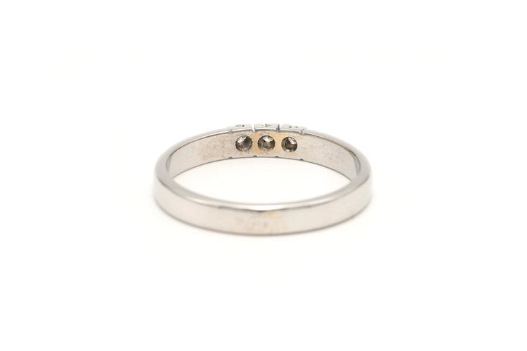 54 Bague contemporaine en or blanc et diamants 58 Facettes 23060