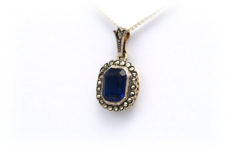 Pendentif contemporain en or jaune et blanc 18 carats, saphir et marcassites 58 Facettes 23053