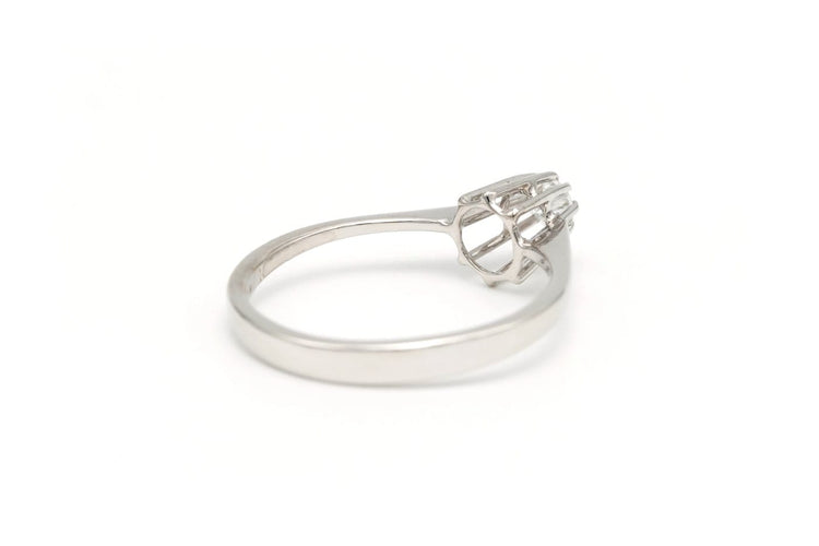 52 Bague contemporaine en or blanc 18 carats et diamant 58 Facettes 19786