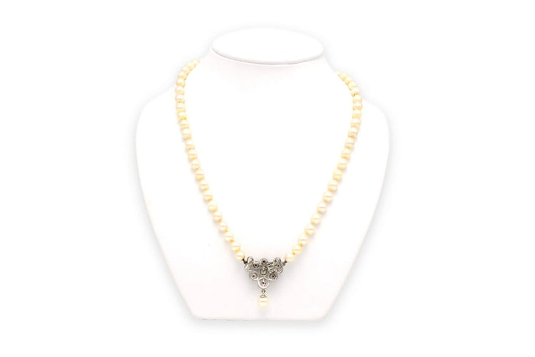 Collier Collier années 70 en or blanc, perles et rubis 58 Facettes B278