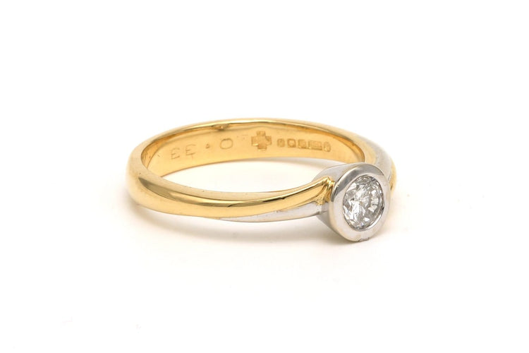 Bague 55 Bague contemporaine en or jaune et blanc 18 carats et diamant 58 Facettes 20975