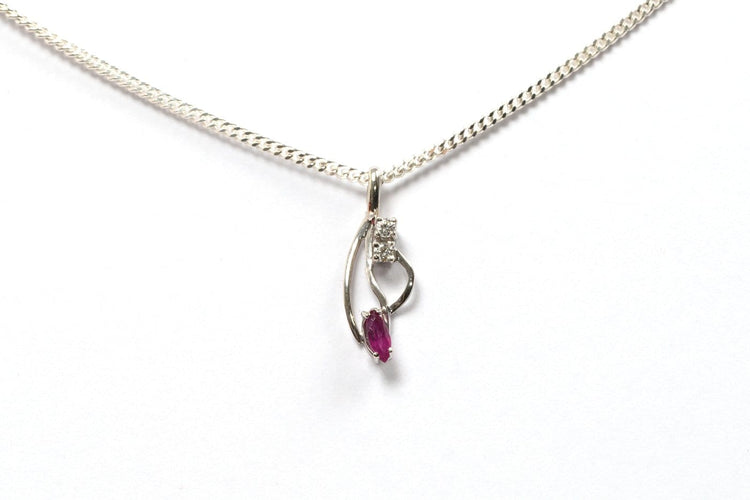 Pendentif Pendentif contemporain en or blanc, rubis et diamants 58 Facettes 21071