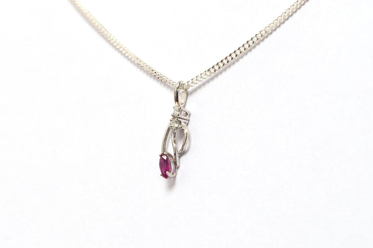 Pendentif Pendentif contemporain en or blanc, rubis et diamants 58 Facettes 21071