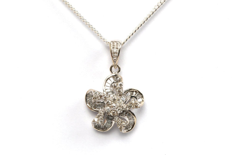 Pendentif Pendentif contemporain en or blanc 18 carats, diamants baguette et brillant 58 Facettes 21736