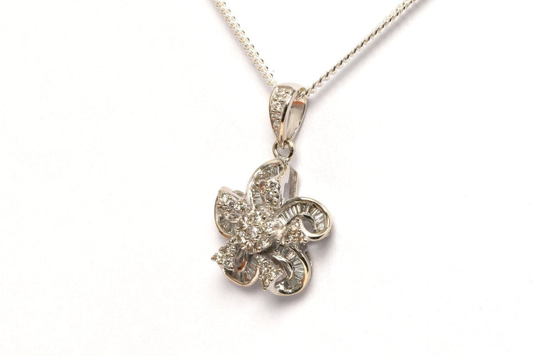 Pendentif Pendentif contemporain en or blanc 18 carats, diamants baguette et brillant 58 Facettes 21736