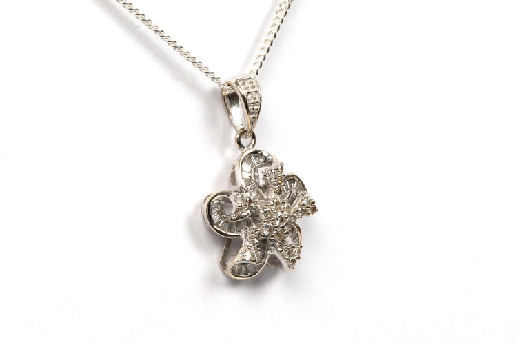 Pendentif Pendentif contemporain en or blanc 18 carats, diamants baguette et brillant 58 Facettes 21736