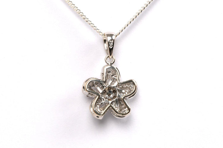 Pendentif Pendentif contemporain en or blanc 18 carats, diamants baguette et brillant 58 Facettes 21736