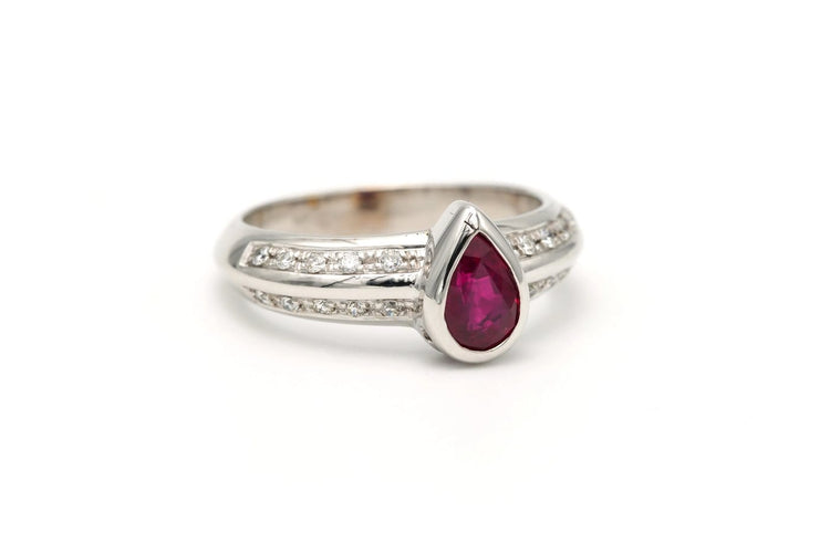 Bague 56 Bague contemporaine en or blanc 18 carats, rubis et diamants 58 Facettes 22260