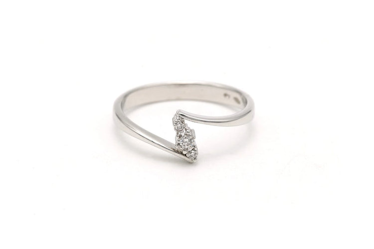 Bague 53 Bague contemporaine en or blanc et diamants taille brillant 58 Facettes B661