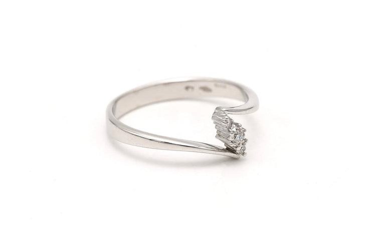 Bague 53 Bague contemporaine en or blanc et diamants taille brillant 58 Facettes B661