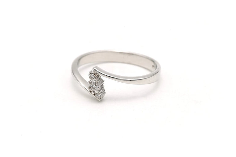Bague 53 Bague contemporaine en or blanc et diamants taille brillant 58 Facettes B661