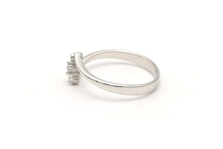 Bague 53 Bague contemporaine en or blanc et diamants taille brillant 58 Facettes B661