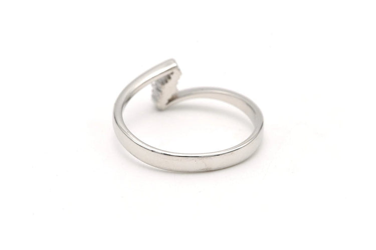 Bague 53 Bague contemporaine en or blanc et diamants taille brillant 58 Facettes B661