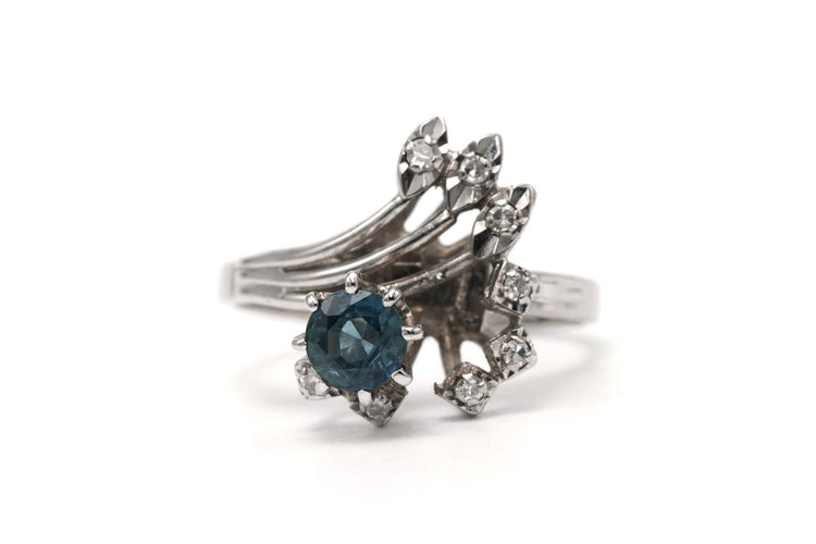 Bague 48 Bague contemporaine en or blanc 18 carats, saphir et diamants taille 8/8 58 Facettes 23605