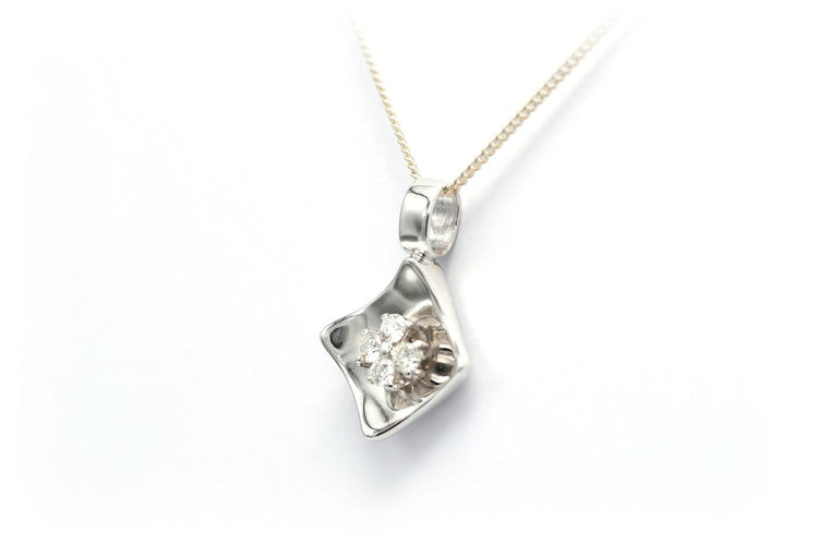Pendentif Pendentif contemporain en or blanc 18 carats serti de diamants taille brillant 58 Facettes 22526