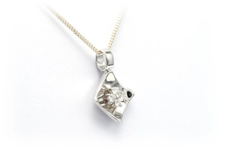 Pendentif Pendentif contemporain en or blanc 18 carats serti de diamants taille brillant 58 Facettes 22526