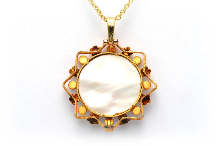 Pendentif Napoléon III - Pendentif en or jaune, perles et nacre 58 Facettes 22021