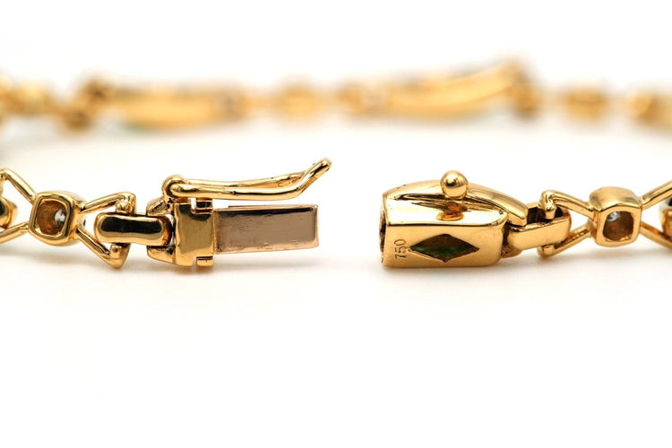 Bracelet Bracelet contemporain en or jaune 18 carats, émeraudes et diamants 58 Facettes B727