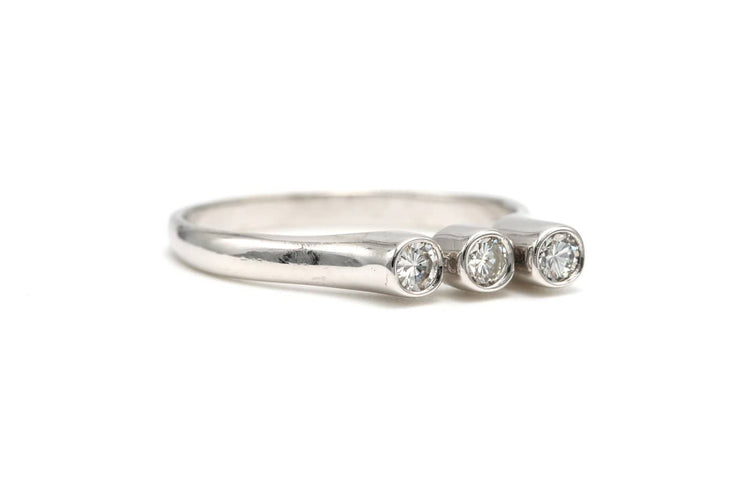 Bague 52 Bague contemporaine en or blanc et diamants taille brillant 58 Facettes 22893