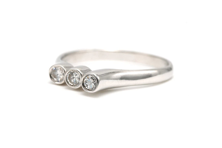 Bague 52 Bague contemporaine en or blanc et diamants taille brillant 58 Facettes 22893