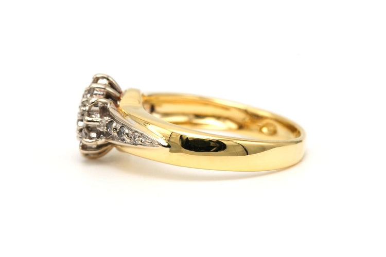 Bague 50 Bague contemporaine en or jaune 18 carats et diamants taille brillant 58 Facettes 19454