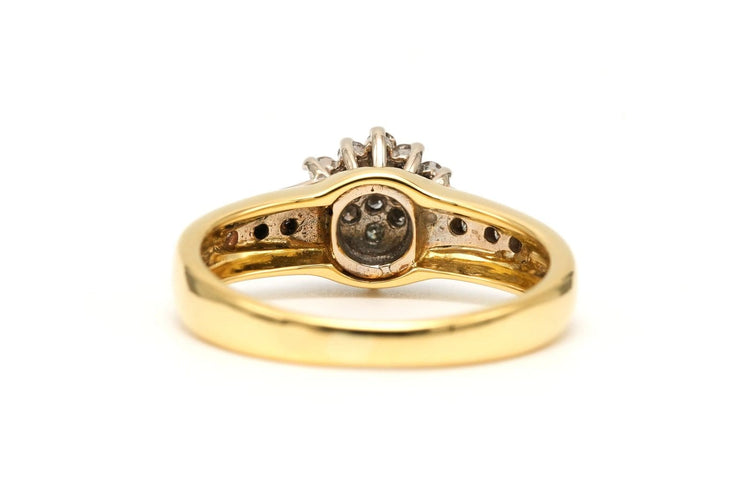 Bague 50 Bague contemporaine en or jaune 18 carats et diamants taille brillant 58 Facettes 19454