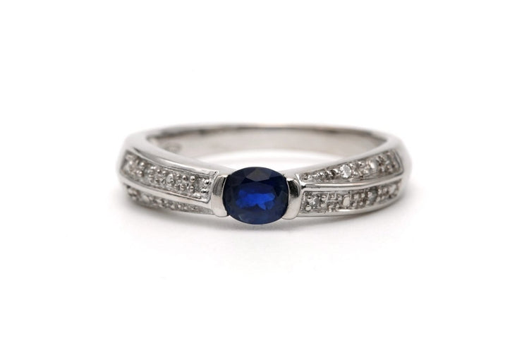 Bague 54 Bague contemporaine en or blanc, saphir et diamants 58 Facettes 23175