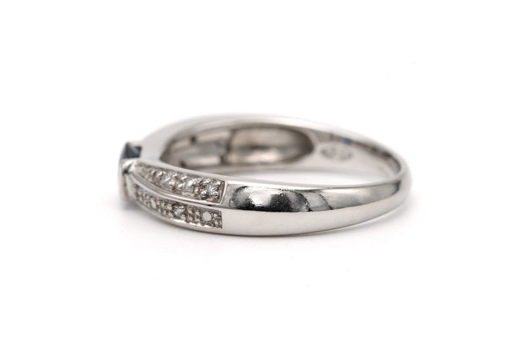 Bague 54 Bague contemporaine en or blanc, saphir et diamants 58 Facettes 23175