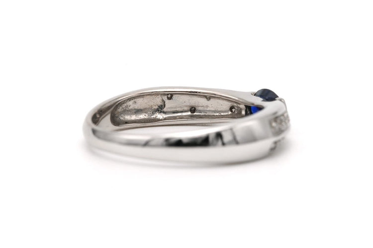Bague 54 Bague contemporaine en or blanc, saphir et diamants 58 Facettes 23175