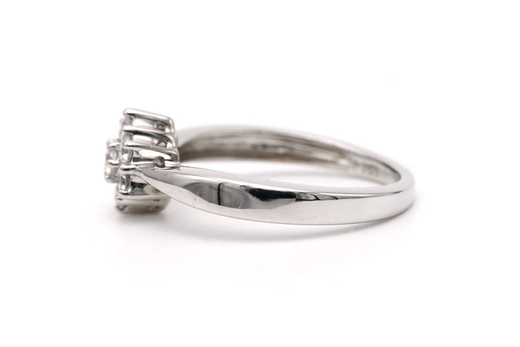 51 Bague contemporaine en or blanc 18 carats et diamants taille brillant 58 Facettes 23255