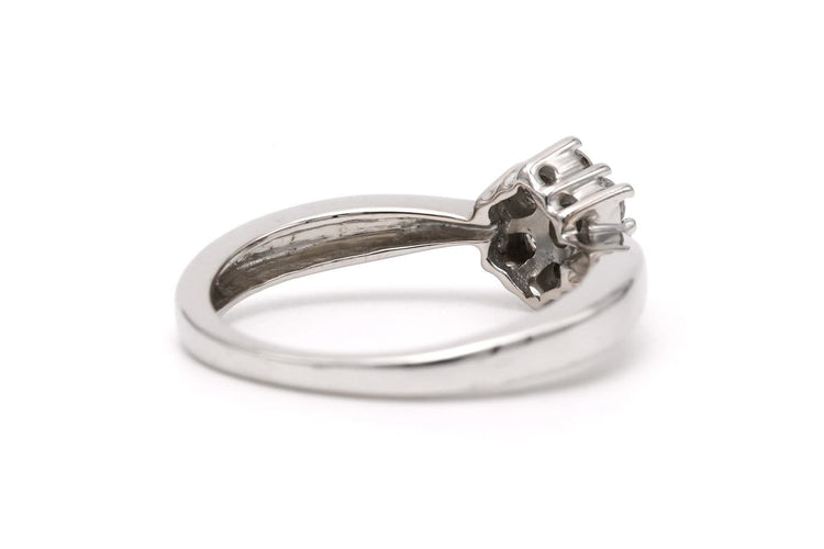 Bague 51 Bague contemporaine en or blanc 18 carats et diamants taille brillant 58 Facettes 23255