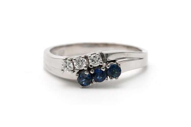 55 Bague contemporaine en or blanc, saphirs et diamants 58 Facettes 23335