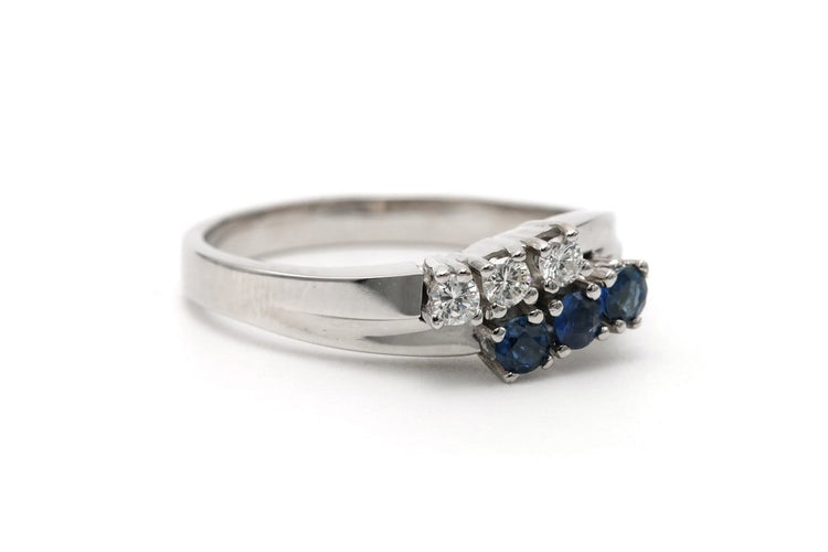 55 Bague contemporaine en or blanc, saphirs et diamants 58 Facettes 23335