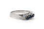 55 Bague contemporaine en or blanc, saphirs et diamants 58 Facettes 23335