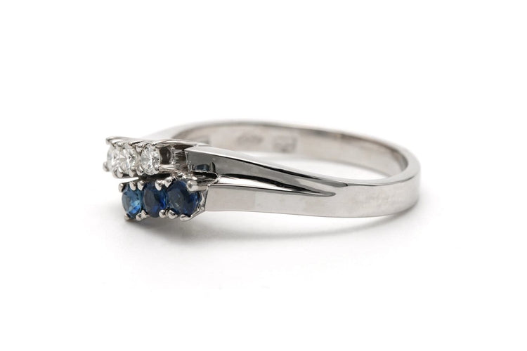 55 Bague contemporaine en or blanc, saphirs et diamants 58 Facettes 23335