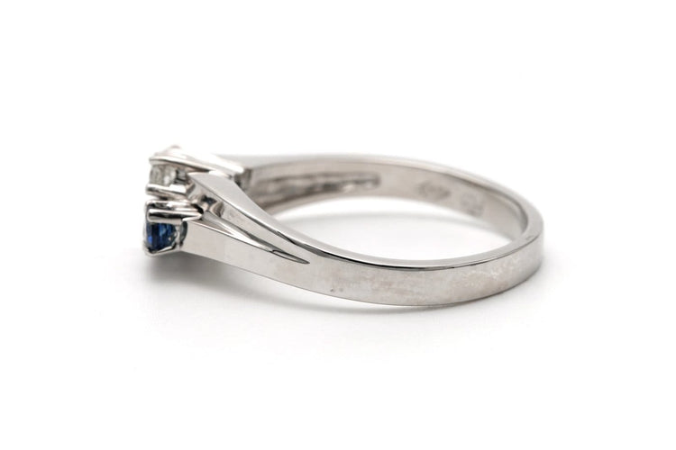 55 Bague contemporaine en or blanc, saphirs et diamants 58 Facettes 23335