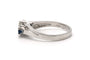 55 Bague contemporaine en or blanc, saphirs et diamants 58 Facettes 23335