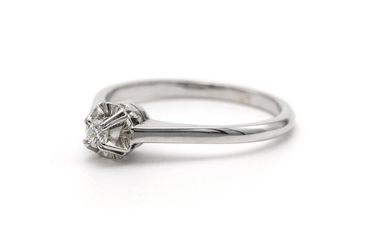 54 Bague Art déco en or blanc 18 carats et diamant 58 Facettes 23336