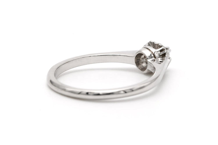 54 Bague Art déco en or blanc 18 carats et diamant 58 Facettes 23336