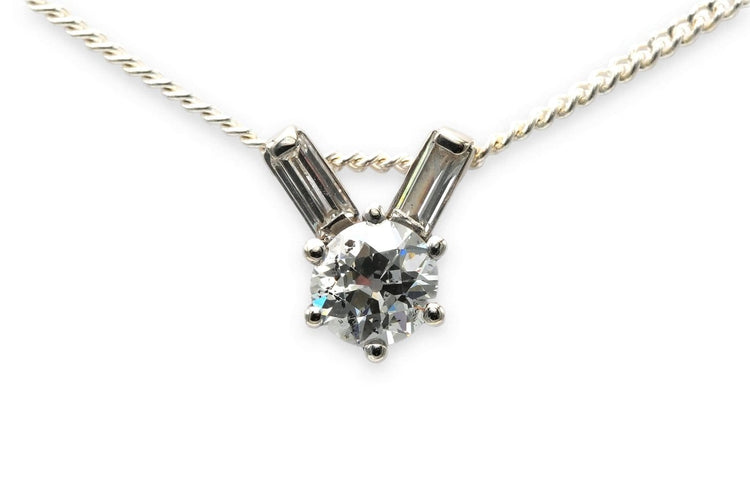 Pendentif Pendentif des années 70 en or blanc 18 carats, diamants taille baguette et diamant taille ancienne 58 Facettes 23415