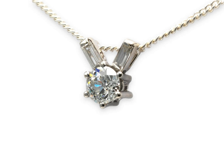 Pendentif Pendentif des années 70 en or blanc 18 carats, diamants taille baguette et diamant taille ancienne 58 Facettes 23415