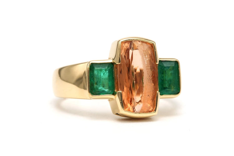Bague 57 Bague contemporaine en or jaune 18 carats, topaze et émeraudes 58 Facettes 23581
