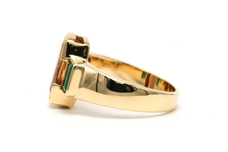 Bague 57 Bague contemporaine en or jaune 18 carats, topaze et émeraudes 58 Facettes 23581
