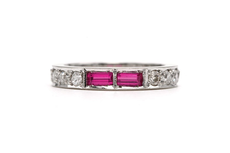 Bague 52 Alliance américaine des années 70 en or blanc 18 carats, rubis et diamants taille brillant 58 Facettes 23716