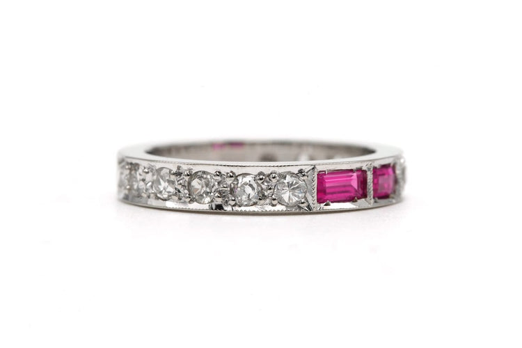 Bague 52 Alliance américaine des années 70 en or blanc 18 carats, rubis et diamants taille brillant 58 Facettes 23716